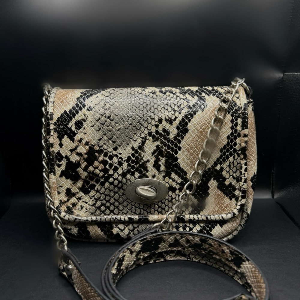 Chic Snakeskin Crossbody Bag